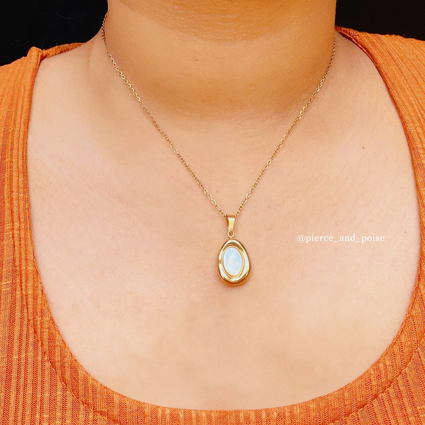 Zeira White Pearl Oyester Necklace