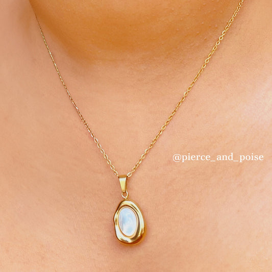 Zeira White Pearl Oyester Necklace